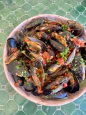 Steamed Mussels in White Wine & Tomato Sugo